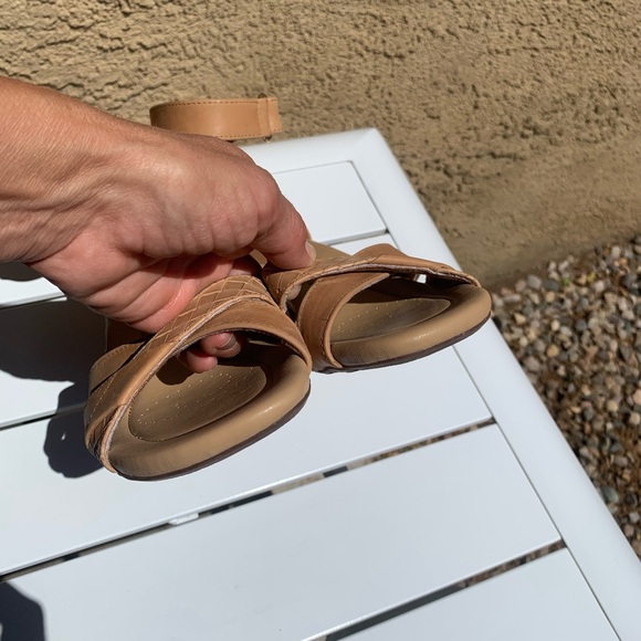 Clarks Collection tan block leather heels sandals size 7.5M - Picture 9 of 15